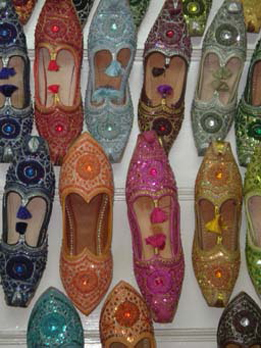 Scarpe colorate in mercato a Jaipur